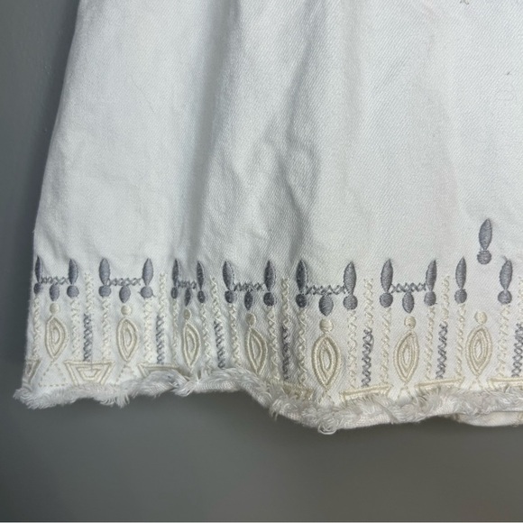 Blank NYC White and Gray Sleeveless Embroidered Top with Raw Hem, Size Medium - Picture 3 of 8